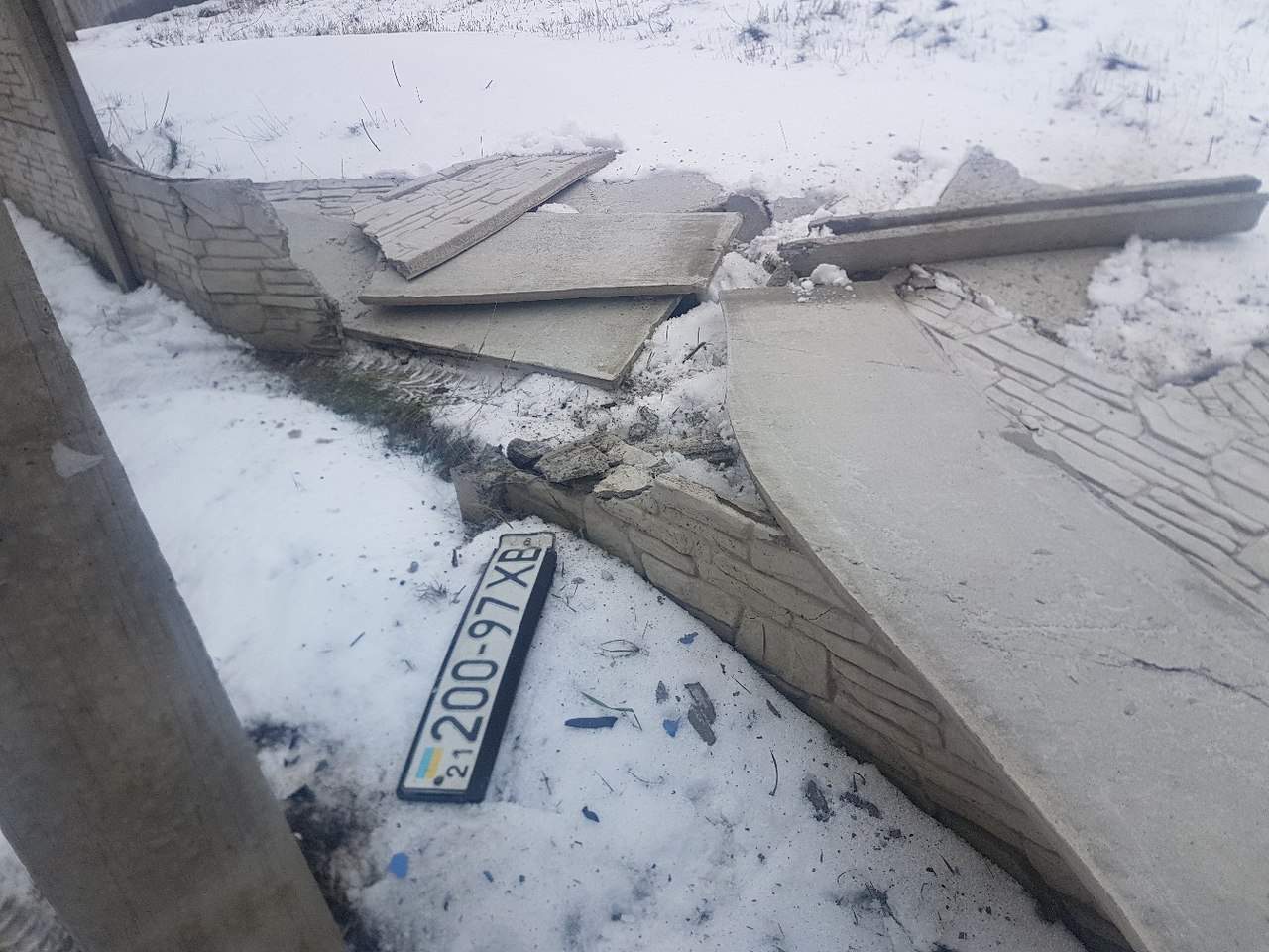 В Харькове водитель легковушки пробил бетонный забор (фото)
