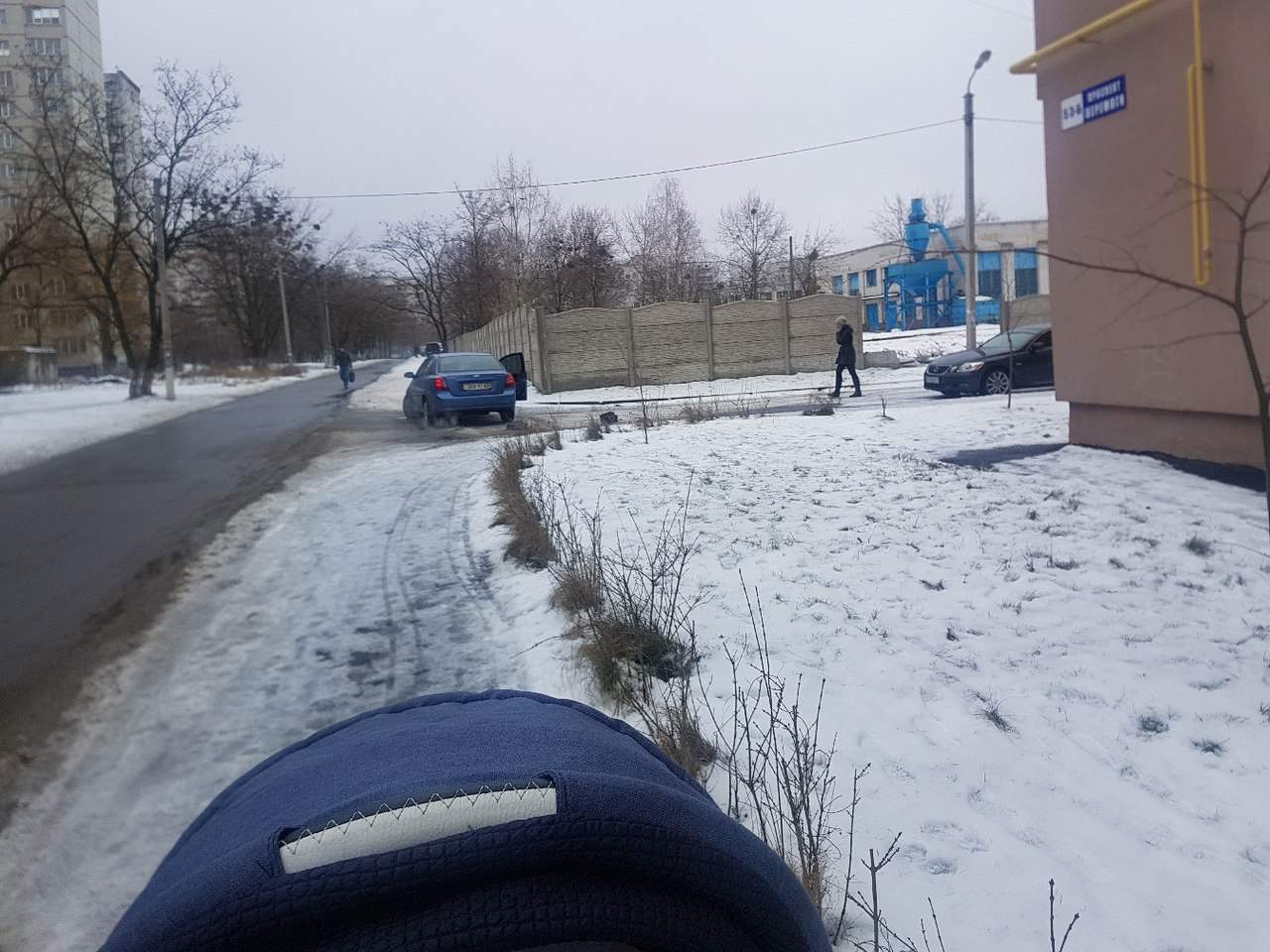 В Харькове водитель легковушки пробил бетонный забор (фото)