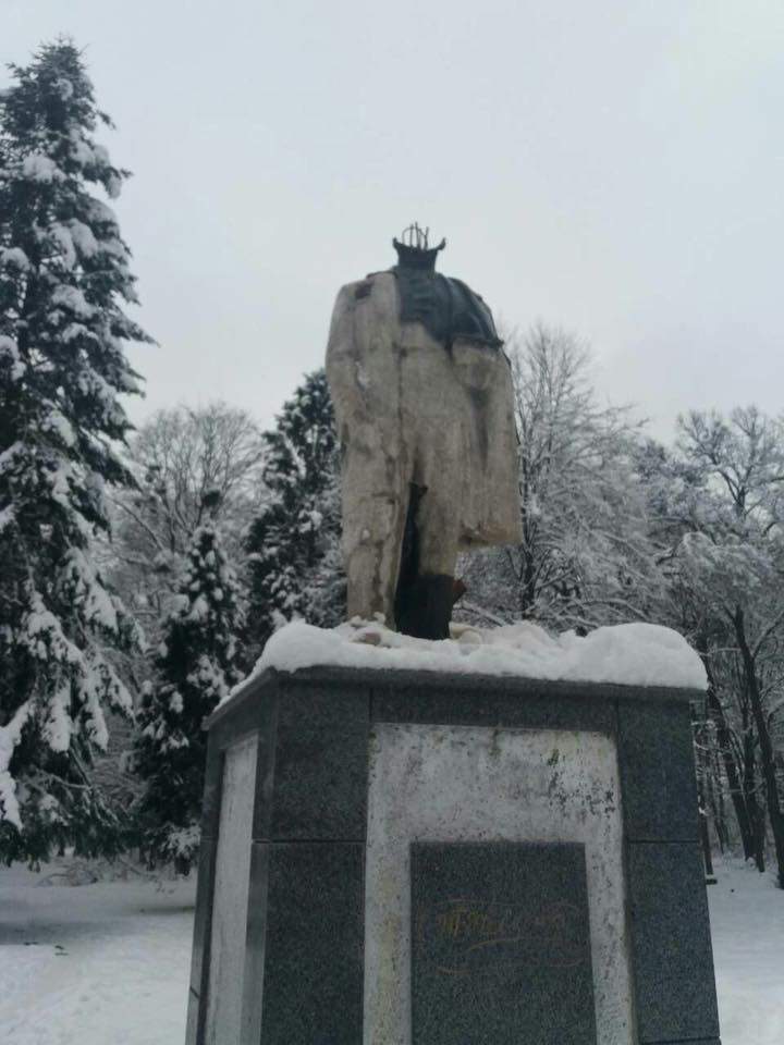 Во Львовской области вандалы разрушили памятник Тарасу Шевченко (фото)