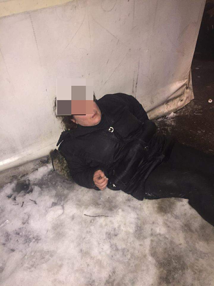 В столице у пьяных родителей патрульные на улице забрали маленького ребенка (Фото)