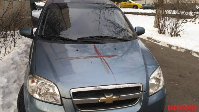 В столице иностранец порезал себе вены и оставил кровавые знаки (Фото)