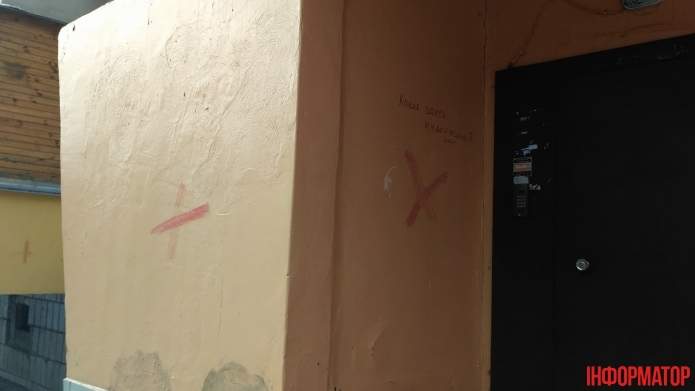 В столице иностранец порезал себе вены и оставил кровавые знаки (Фото)