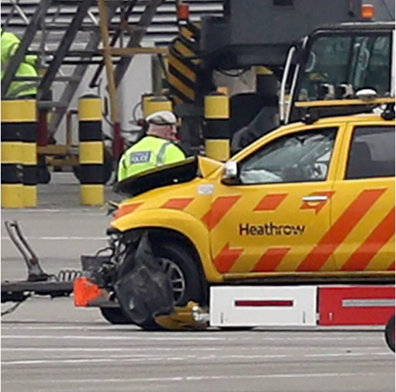 В аэропорту Хитроу в Лондоне два самолета врезались друг в друга (фото)