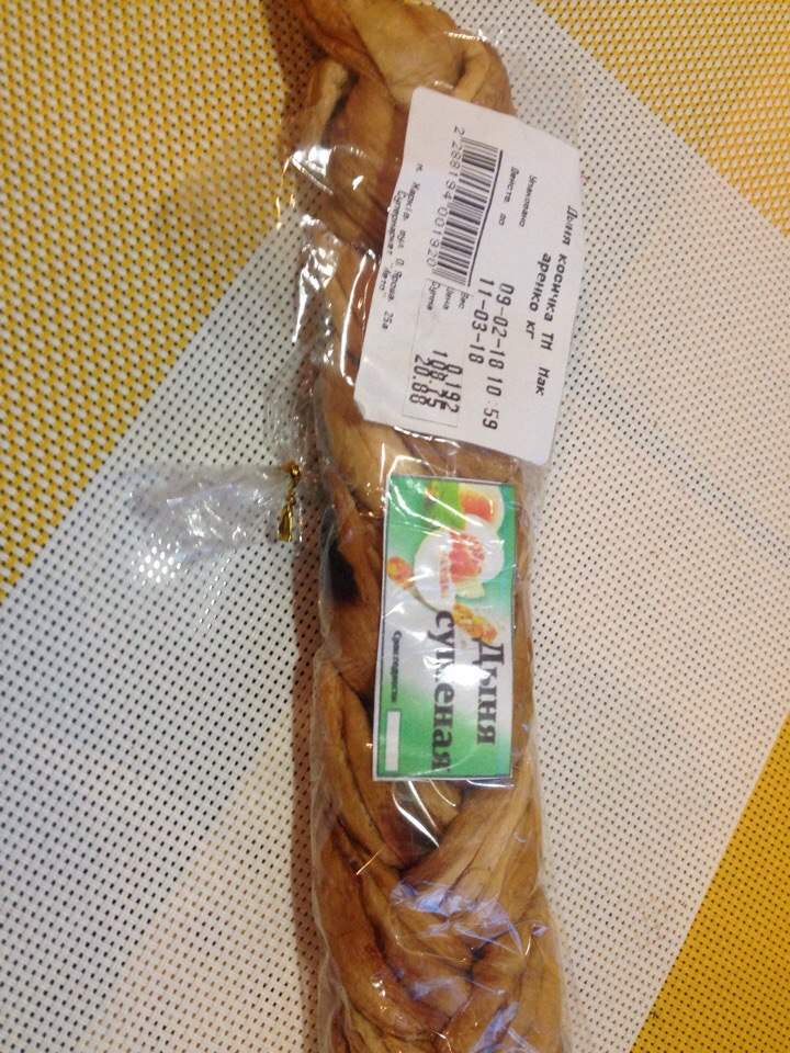 В харьковском супермаркете реализуют сухофрукты с личинками (фото)