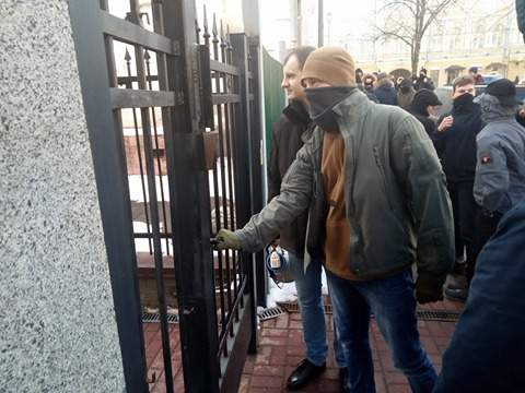 В центре Киева активисты штурмовали офис 