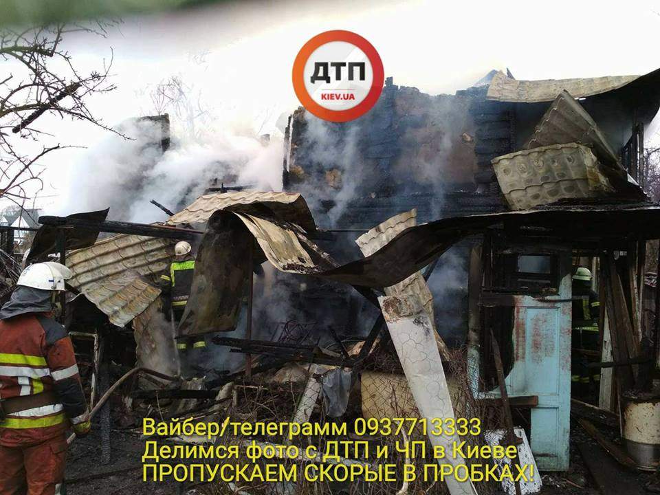 В Киеве произошел пожар повышенной сложности, горел жилой дом (фото)