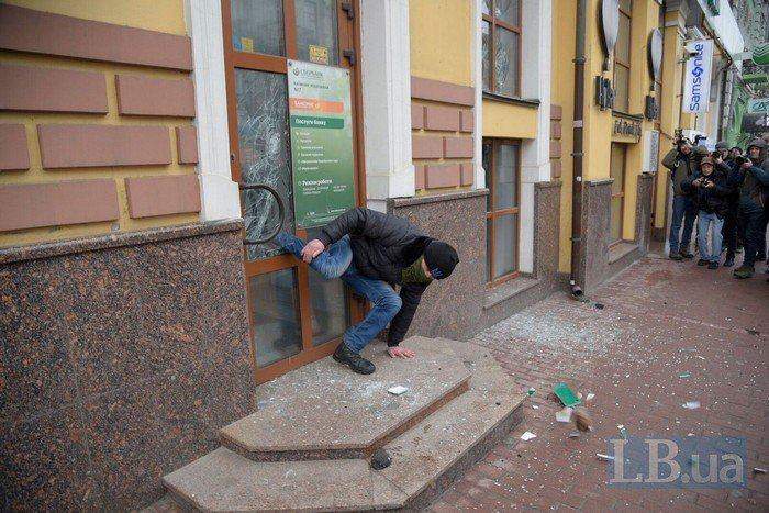 В Киеве националист застрял в разбитом окне 