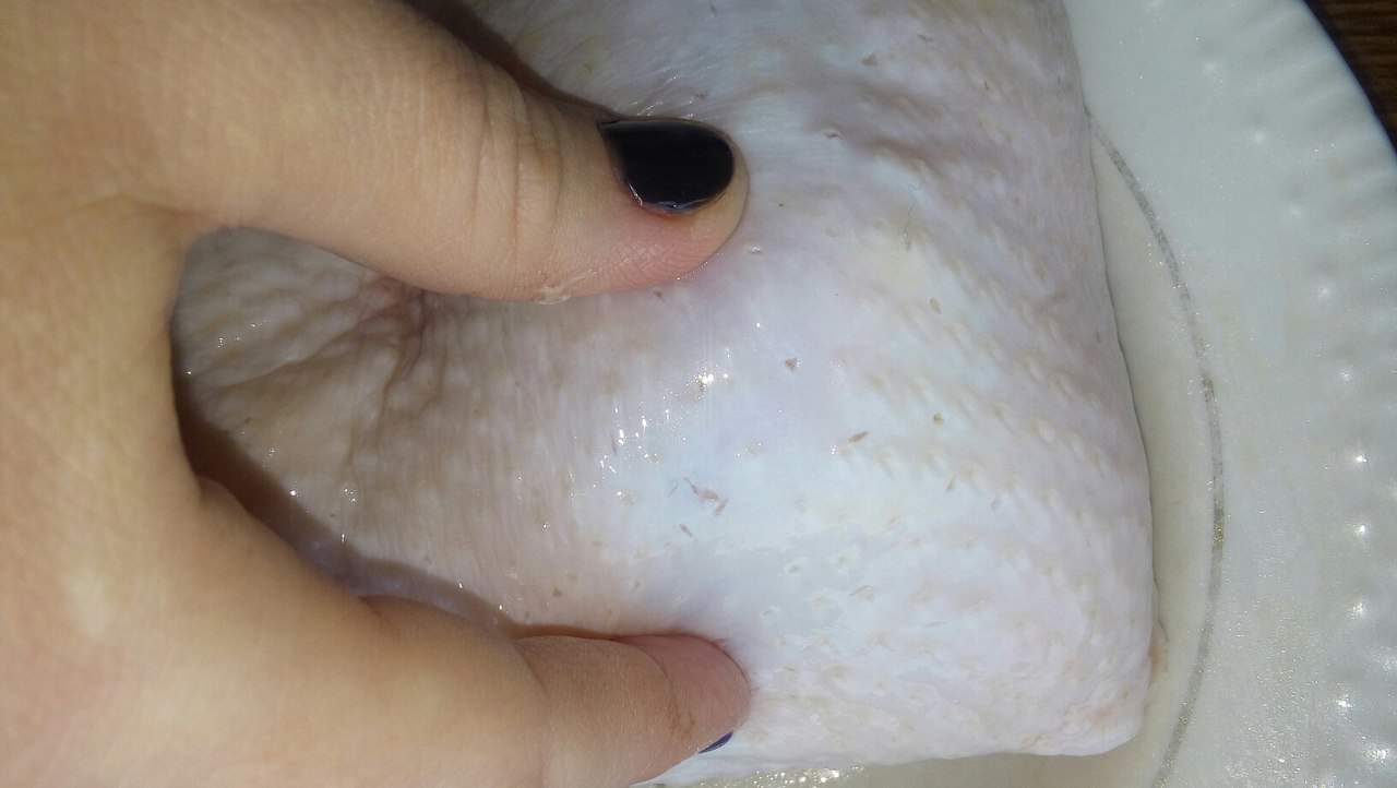 В Одессе покупательница обнаружила следы от инъекций на курином мясе (фото)