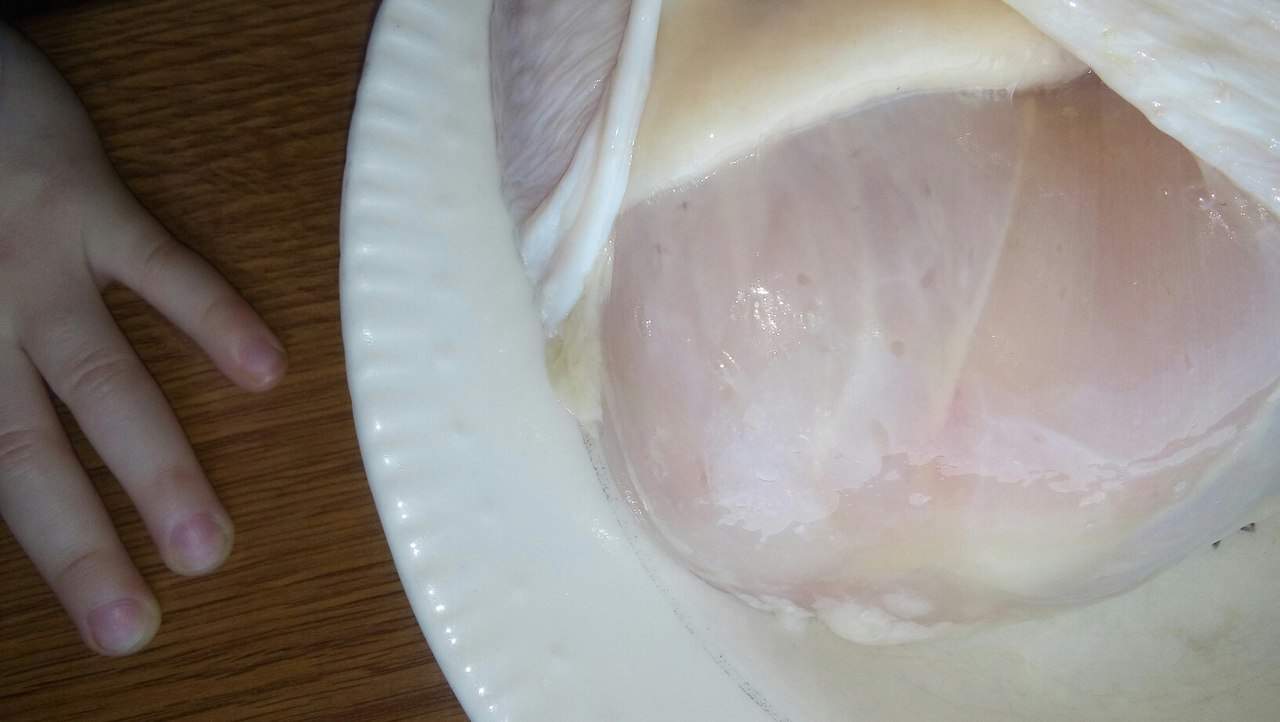 В Одессе покупательница обнаружила следы от инъекций на курином мясе (фото)