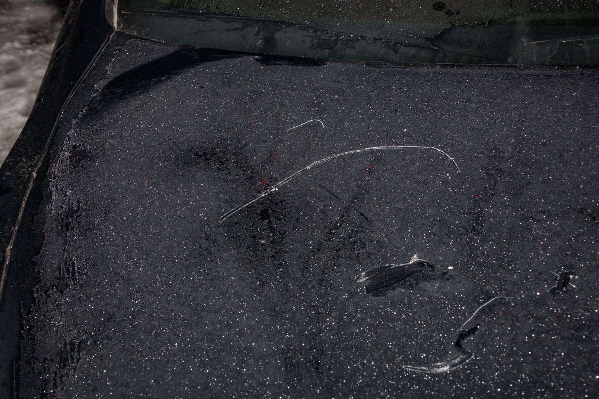 В Днепре обнаженный хулиган устроил погром на одной из парковок (фото)
