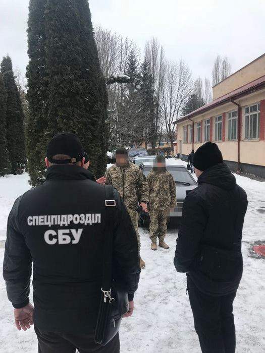 В Хмельницкой области СБУ  разоблачила на взятках командира и заместителя одной из воинских частей