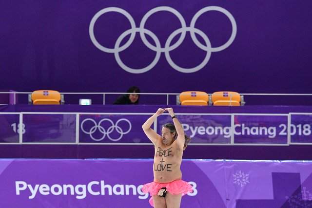 На Олимпиаде-2018 неизвестный мужчина вышел на лед в одной пачке (Фото)