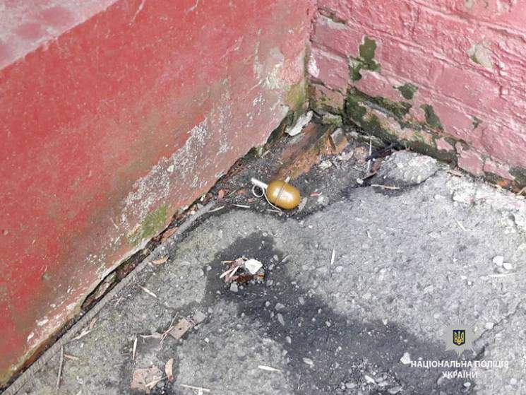 В Кременчуге во дворе многоэтажки обнаружили боевую гранату (фото)
