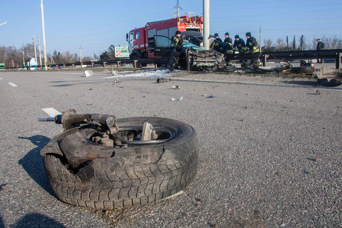 Смертельное ДТП в Днепре: водитель легковушки разбился об столб (фото)