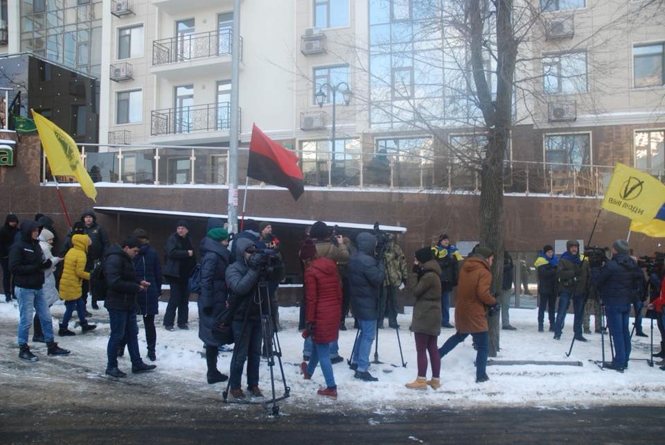 В Одессе националисты облили красной краской консульство РФ (фото)