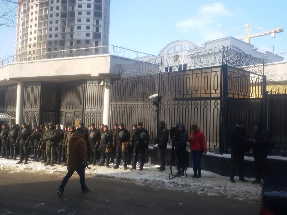 В Одессе националисты облили красной краской консульство РФ (фото)