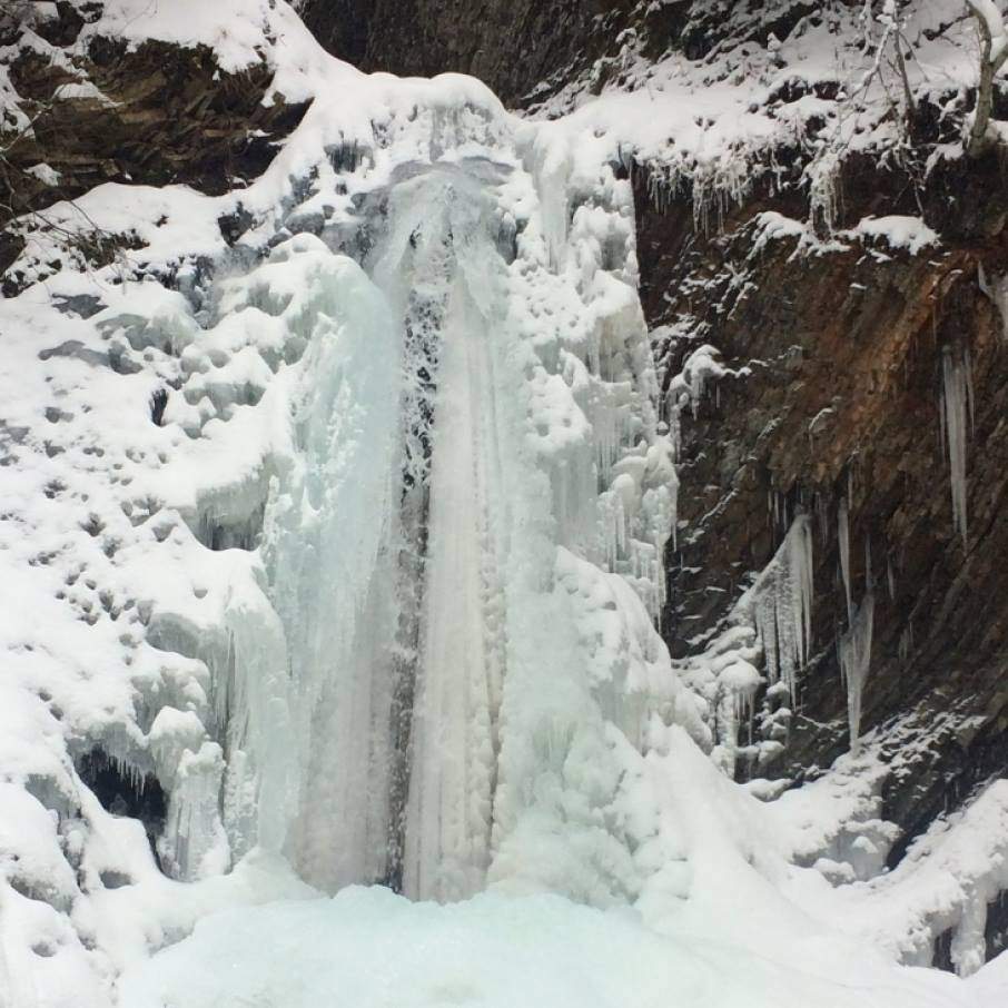 На западе Украины замерзли водопады (Фото)