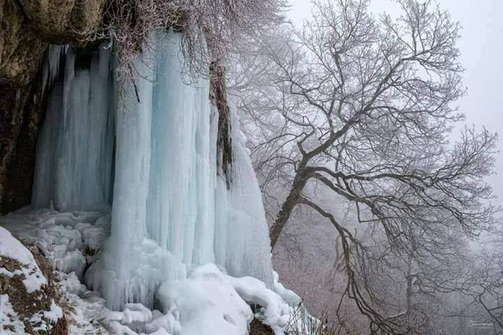 На западе Украины замерзли водопады (Фото)