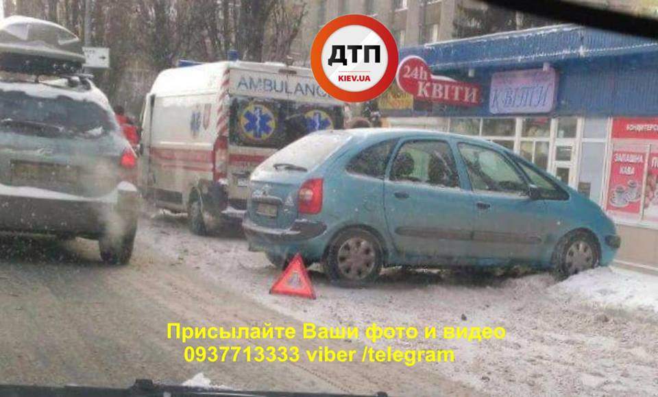 В Киеве столкнулись несколько авто. Есть пострадавшие (Фото)