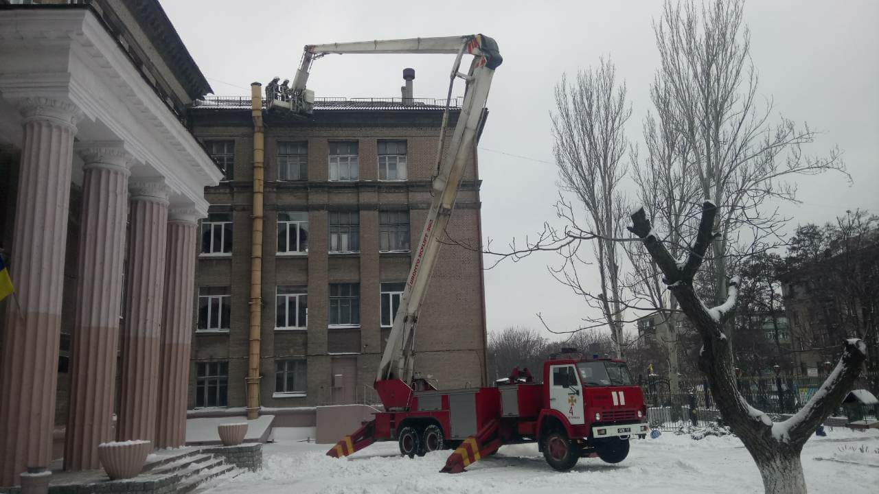 В Запорожье сильным ветром снесло крышу школы (Фото)