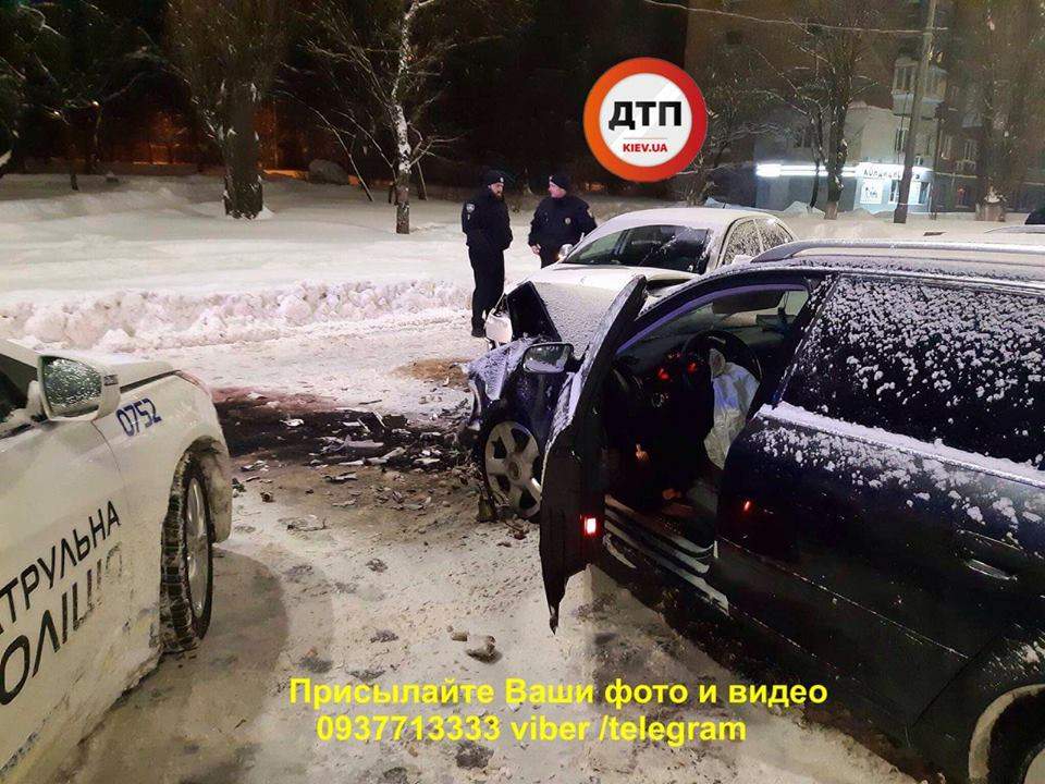 В Киеве произошло лобовое ДТП, трое пострадавших (фото)