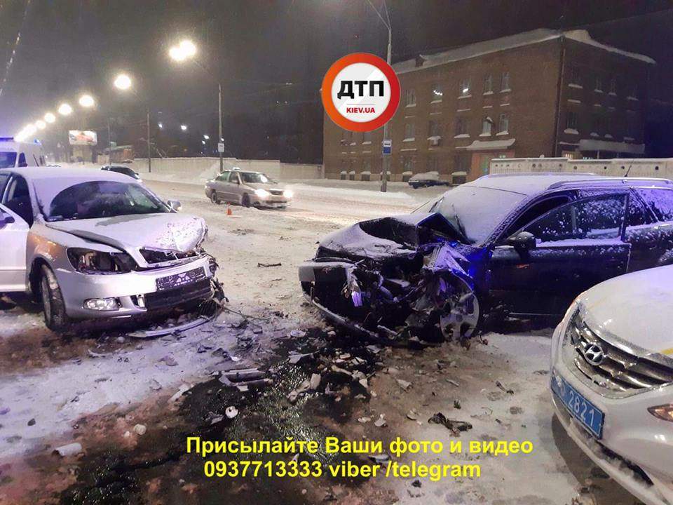 В Киеве произошло лобовое ДТП, трое пострадавших (фото)