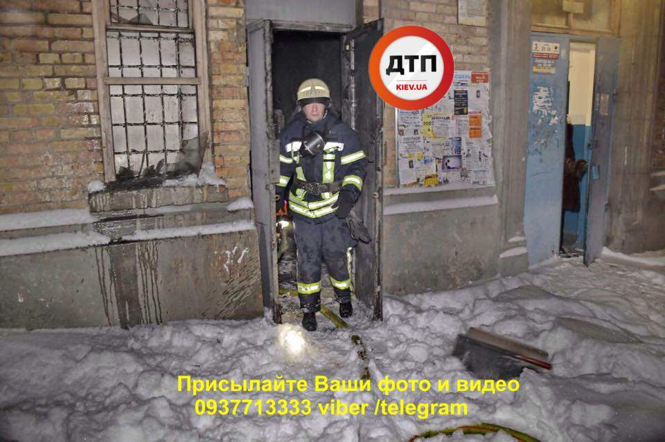 В Киеве сгорел первый этаж многоквартирного дома (фото)