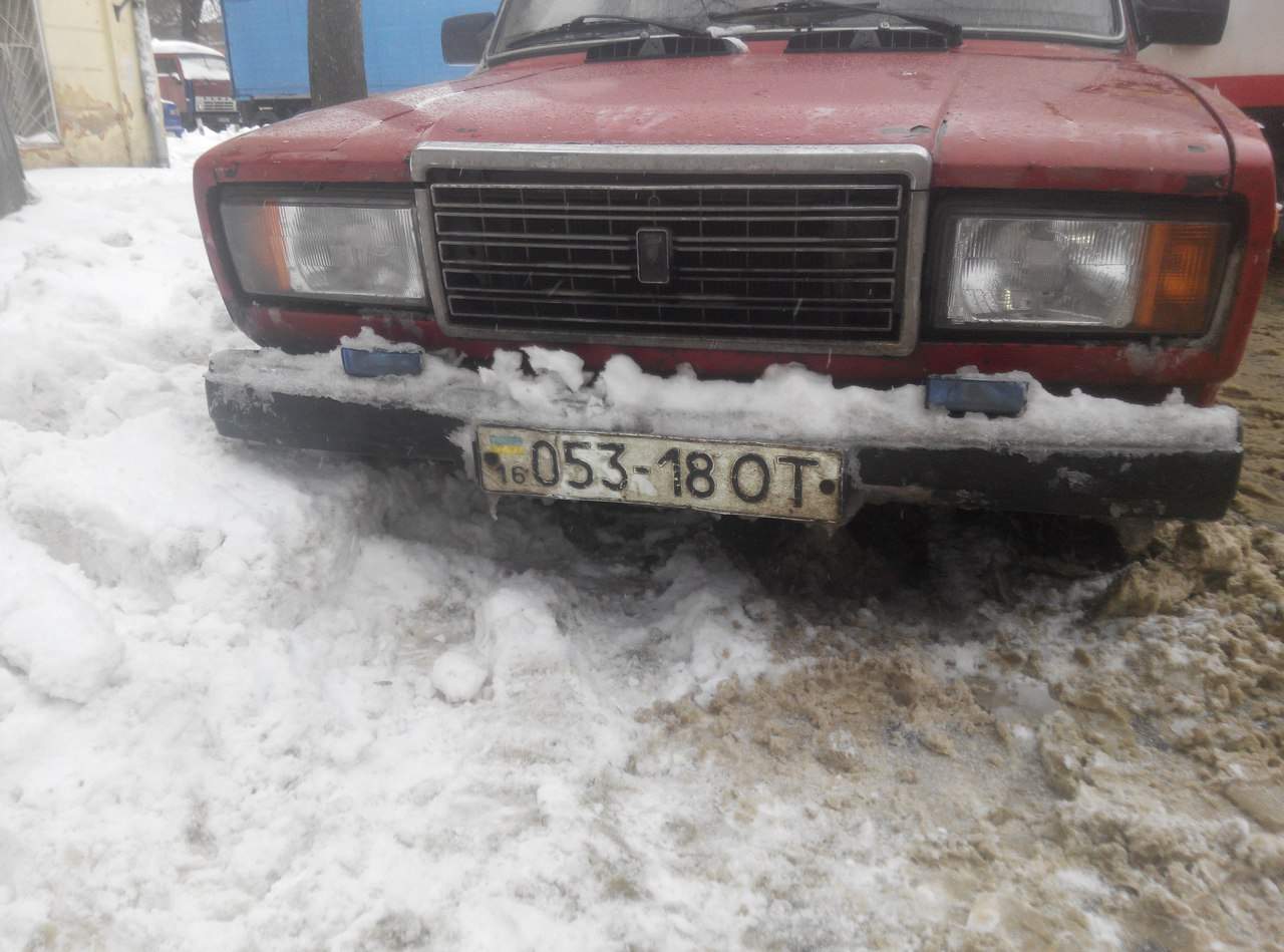 В Одессе водитель припарковал свое авто прямо на трамвайных путях