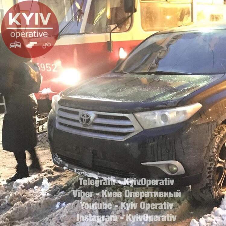 В Киеве "герою парковки" оторвали номерные знаки (фото)