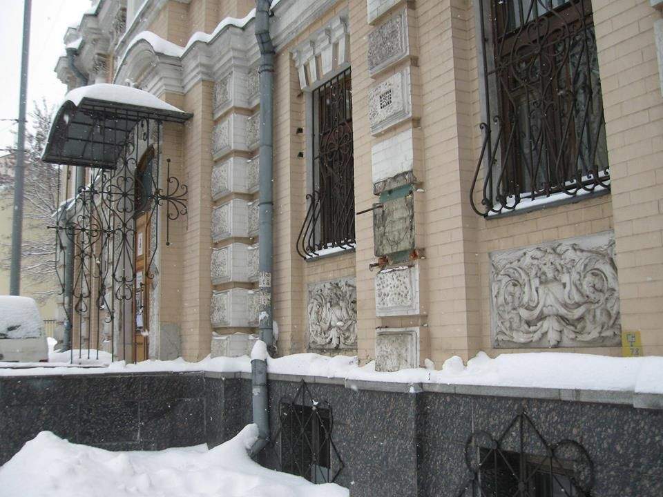 В центре Киева неизвестные вандалы украли бронзовый бюст и памятную доску Леси Украинки (фото)