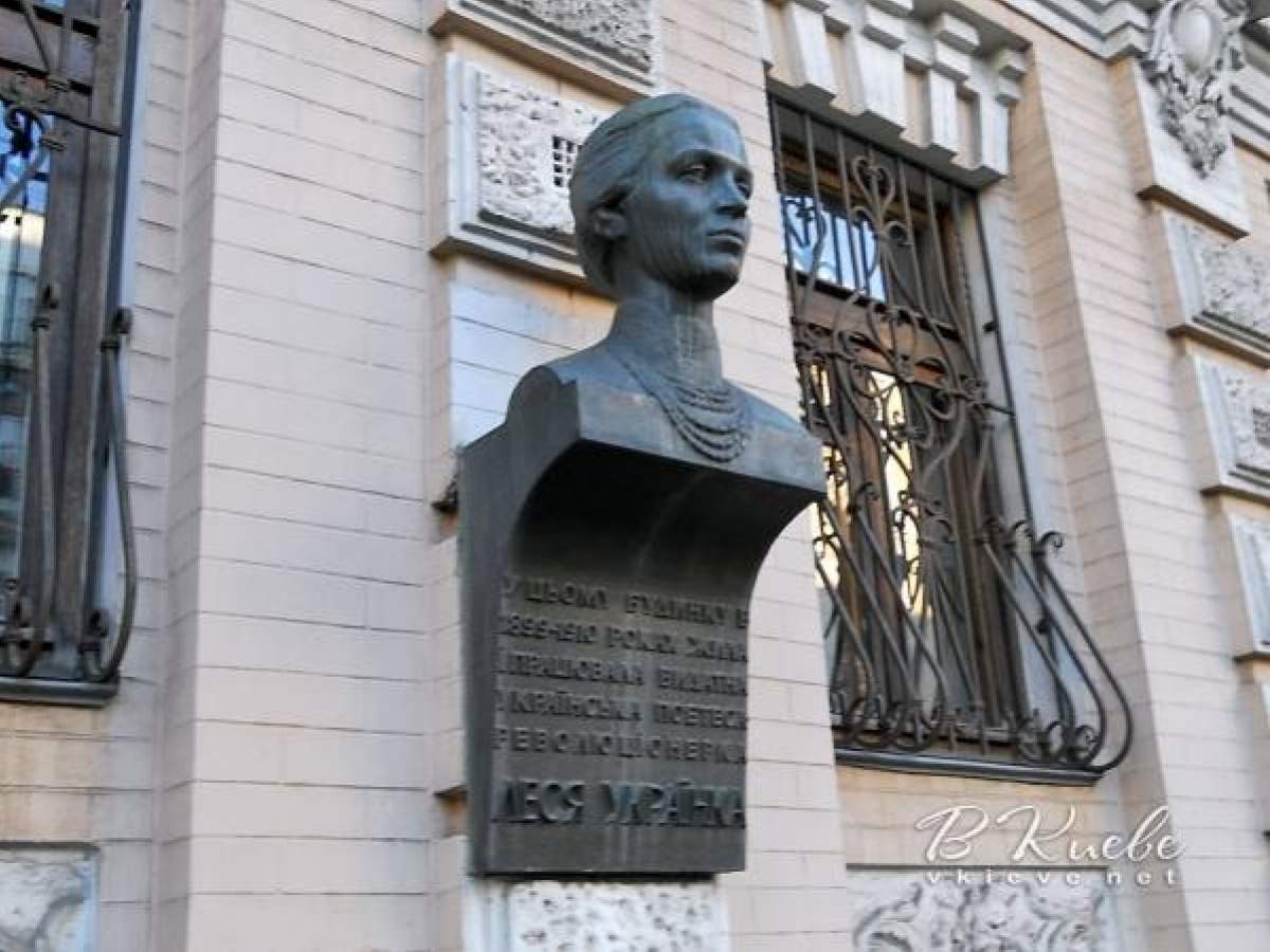 В центре Киева неизвестные вандалы украли бронзовый бюст и памятную доску Леси Украинки (фото)