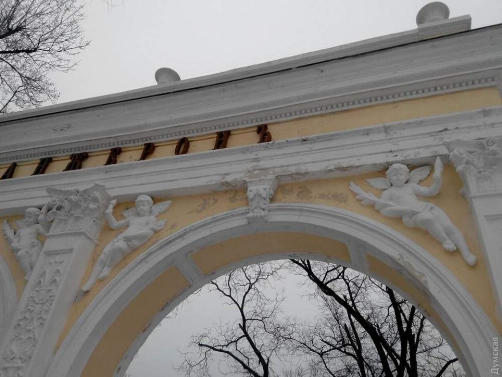 В Одессе разрушается легендарная Ланжероновская арка (фото)