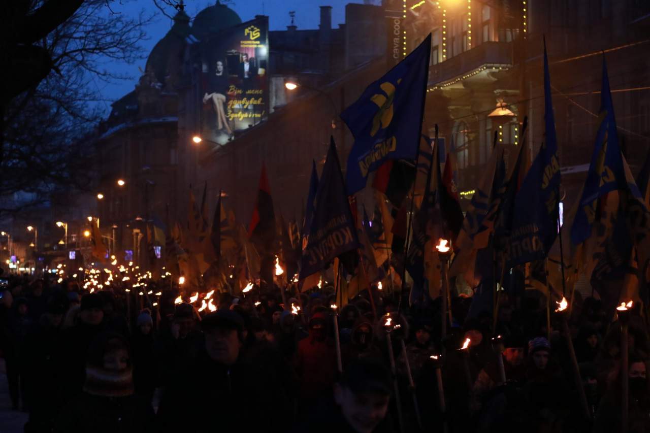 Во Львове прошло факельное шествие в честь главнокомандующего УПА Романа Шухевича (фото)