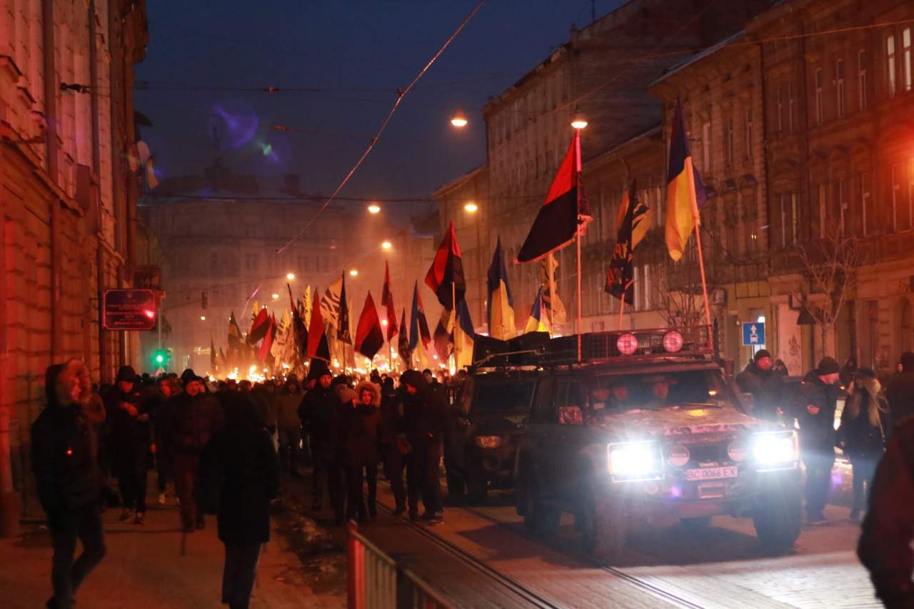 Во Львове прошло факельное шествие в честь главнокомандующего УПА Романа Шухевича (фото)