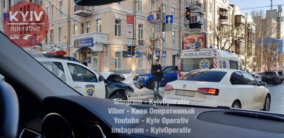 В Киеве произошло ДТП с участием полицейского авто (Фото)