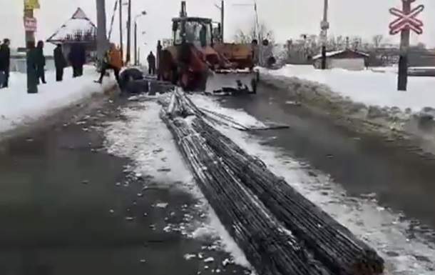 В Киеве на проезжую часть  вывались груда длинных металлических прутьев ( Видео)
