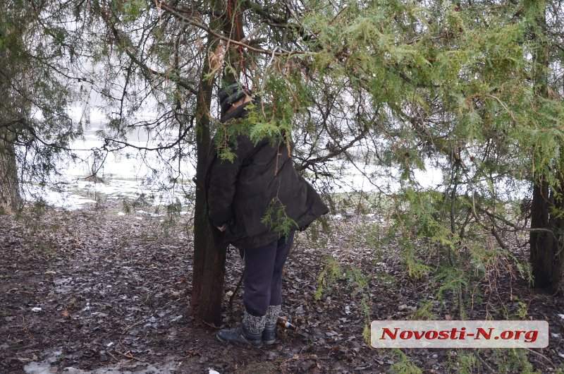 В центре Николаева прямо на улице обнаружили повешенного мужчину (фото)