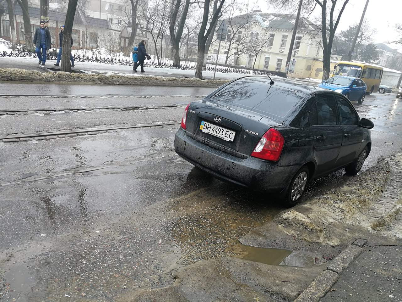 В Одессе "герой парковки" заблокировал движение трамваев (фото)