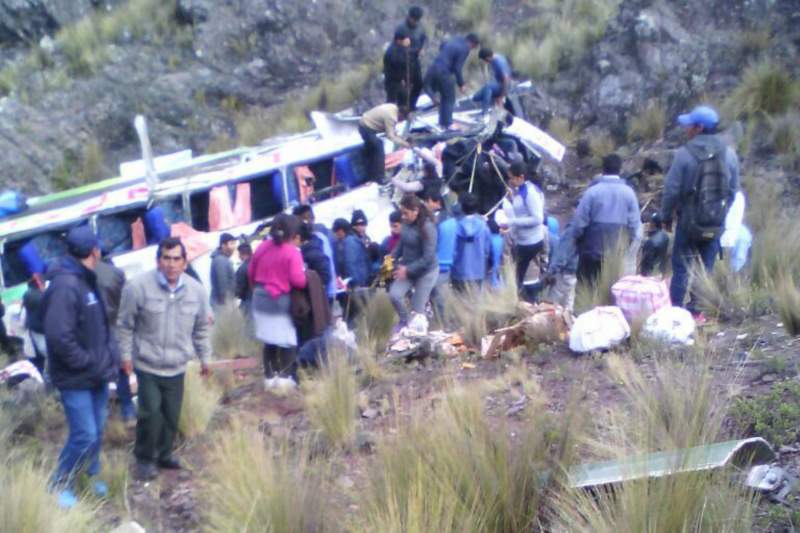 В Перу при падении автобуса с высоты 120 метров погибли 10 человек (фото)
