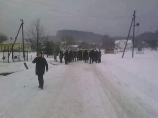 Во Львовской области протестующие блокировали движение лесовозов (фото)