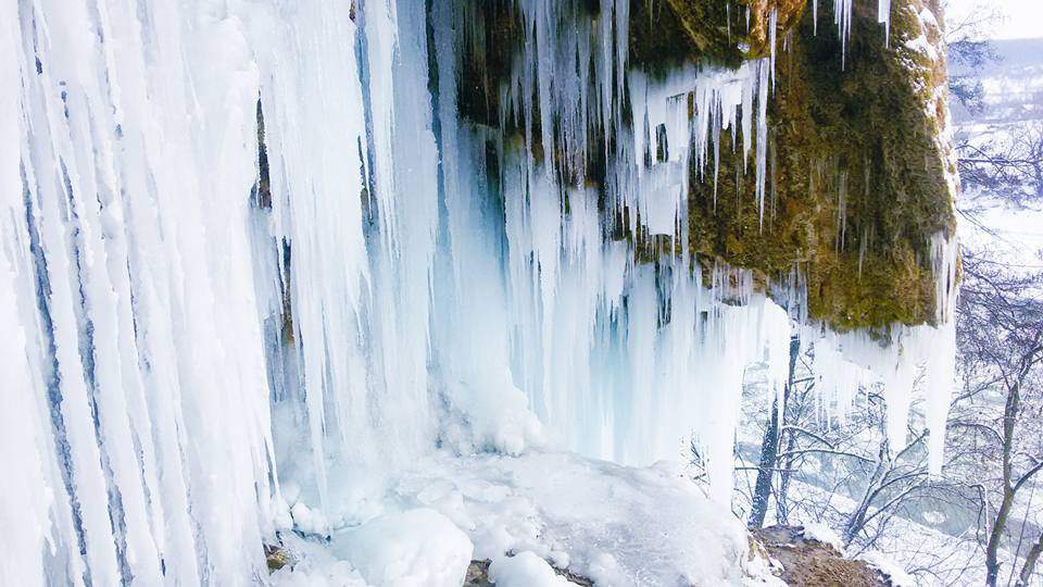 В Ивано-Франковской области уникальный травертиновый водопад превратился в лед (фото)