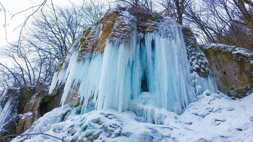 В Ивано-Франковской области уникальный травертиновый водопад превратился в лед (фото)