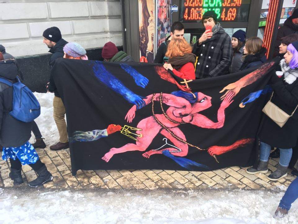 В Киеве на марше за равные права женщин полиция забрала у активистов плакат