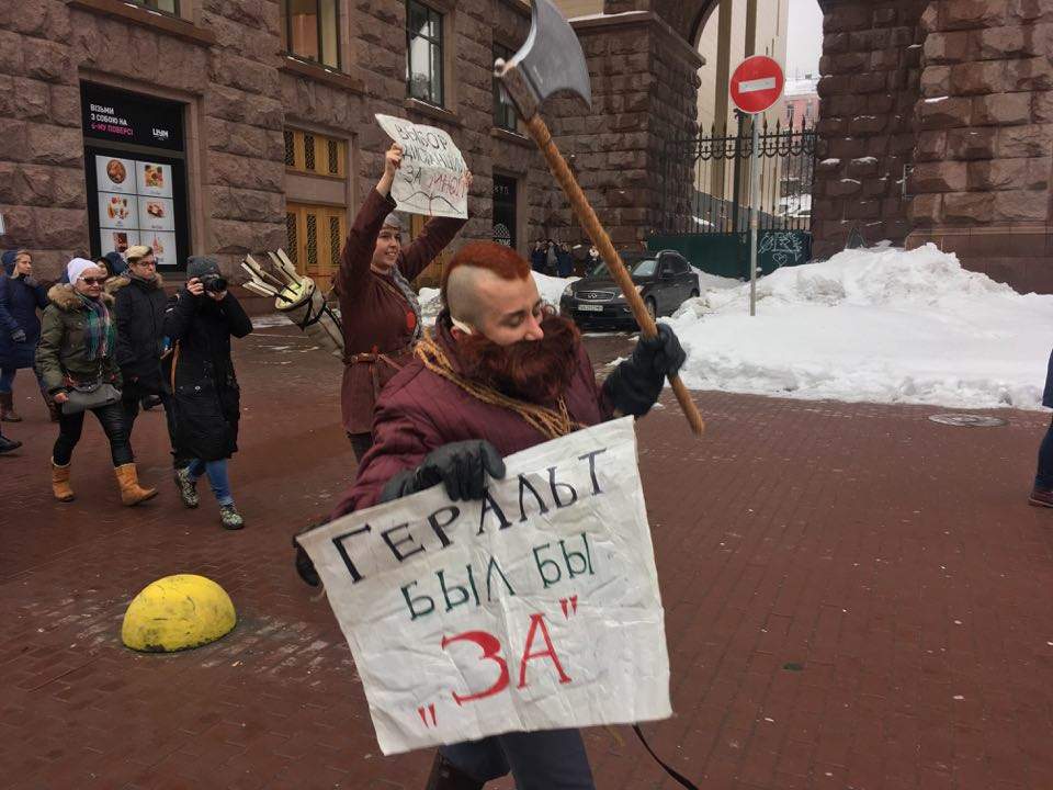 В Киеве на марше за равные права женщин полиция забрала у активистов плакат