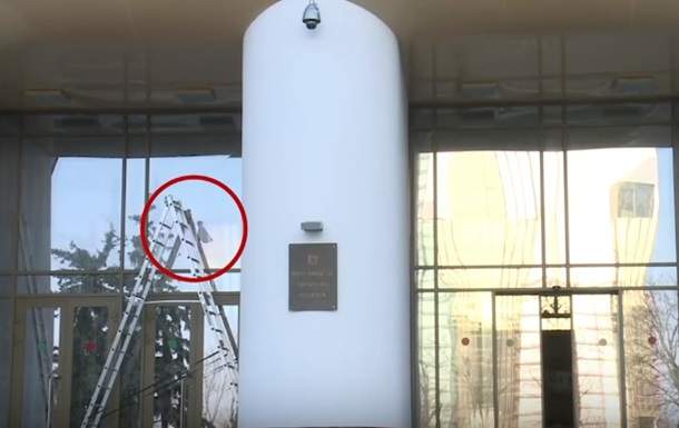 В Молдове  нетрезвый мужчина бросил бутылку с дизтопливом в фасад здания парламента