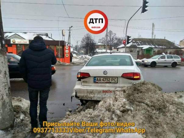 Под Киевом произошло ДТП, столкнулись две легковушки (фото)