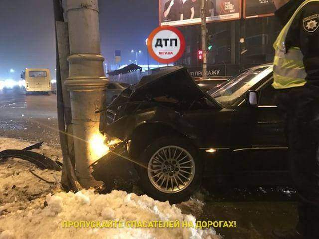 В Киеве автомобиль "БМВ" вылетел с дороги в столб, пострадал пьяный водитель (фото)