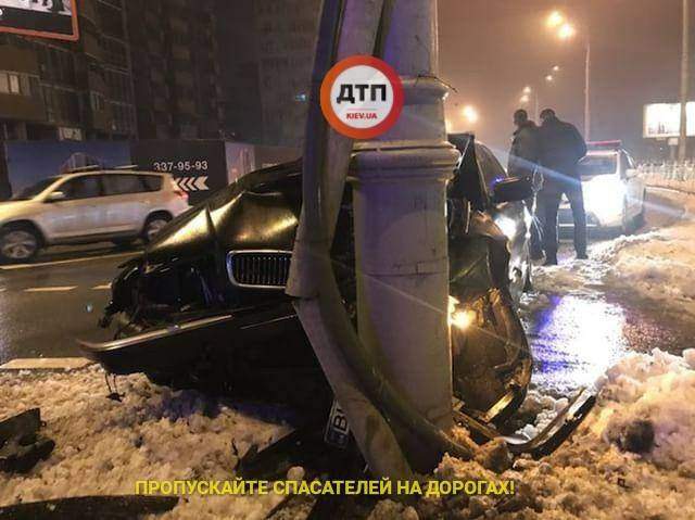 В Киеве автомобиль "БМВ" вылетел с дороги в столб, пострадал пьяный водитель (фото)