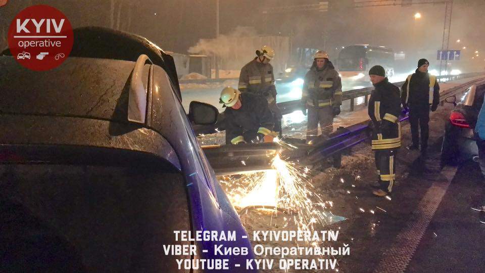 На Житомирской трассе автомобиль "Infiniti" налетел на отбойник, который "прошил" автомобиль (фото)