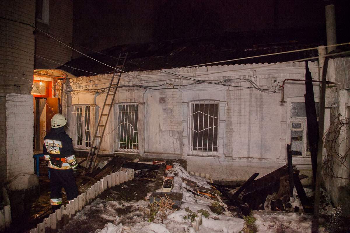 В Днепре в результате пожара в жилом доме пострадала женщина (фото)